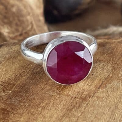 Ring solitaire with ruby round-2